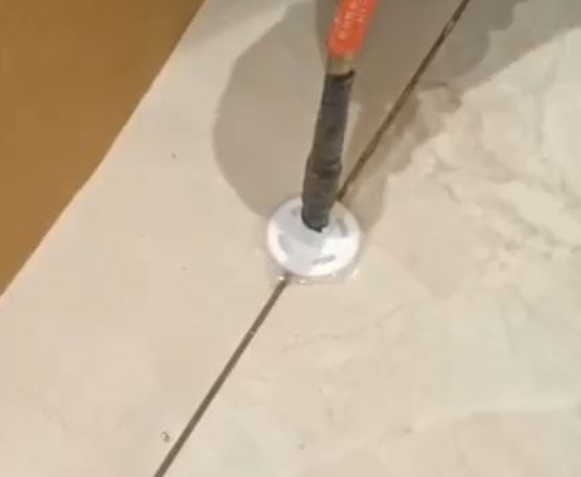 梅列瓷砖空鼓维修公司专业解答瓷砖在铺贴过程中，如果没有涂抹均匀到位的粘结材料（如水泥砂浆或瓷砖胶），可能会导致以下问题