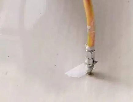 梅列瓷砖空鼓维修公司专业解答在瓷砖铺贴过程中，如果使用的砂料过粗（如全部使用了粗砂），可能会导致以下问题