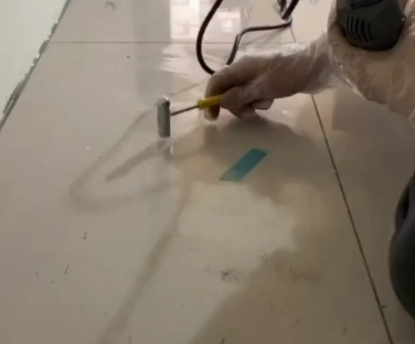 梅列瓷砖开裂维修公司专业分享瓷砖在铺贴前如果没有沥干水分，将会导致以下问题